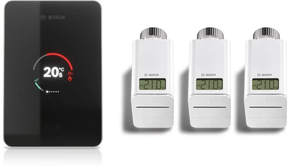 Schwarzer Regler von Bosch mit digitalem Display und Anzeige der Temperatur, begleitet von drei weißen Funk-Thermostaten mit LCD-Anzeige.